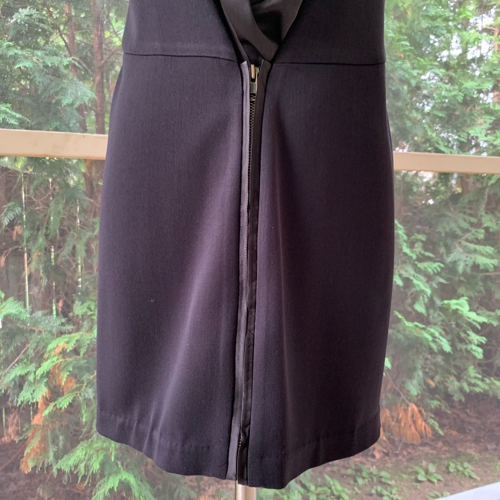 Elegant Black Sleeveless Dress - Picture 3 of 8
